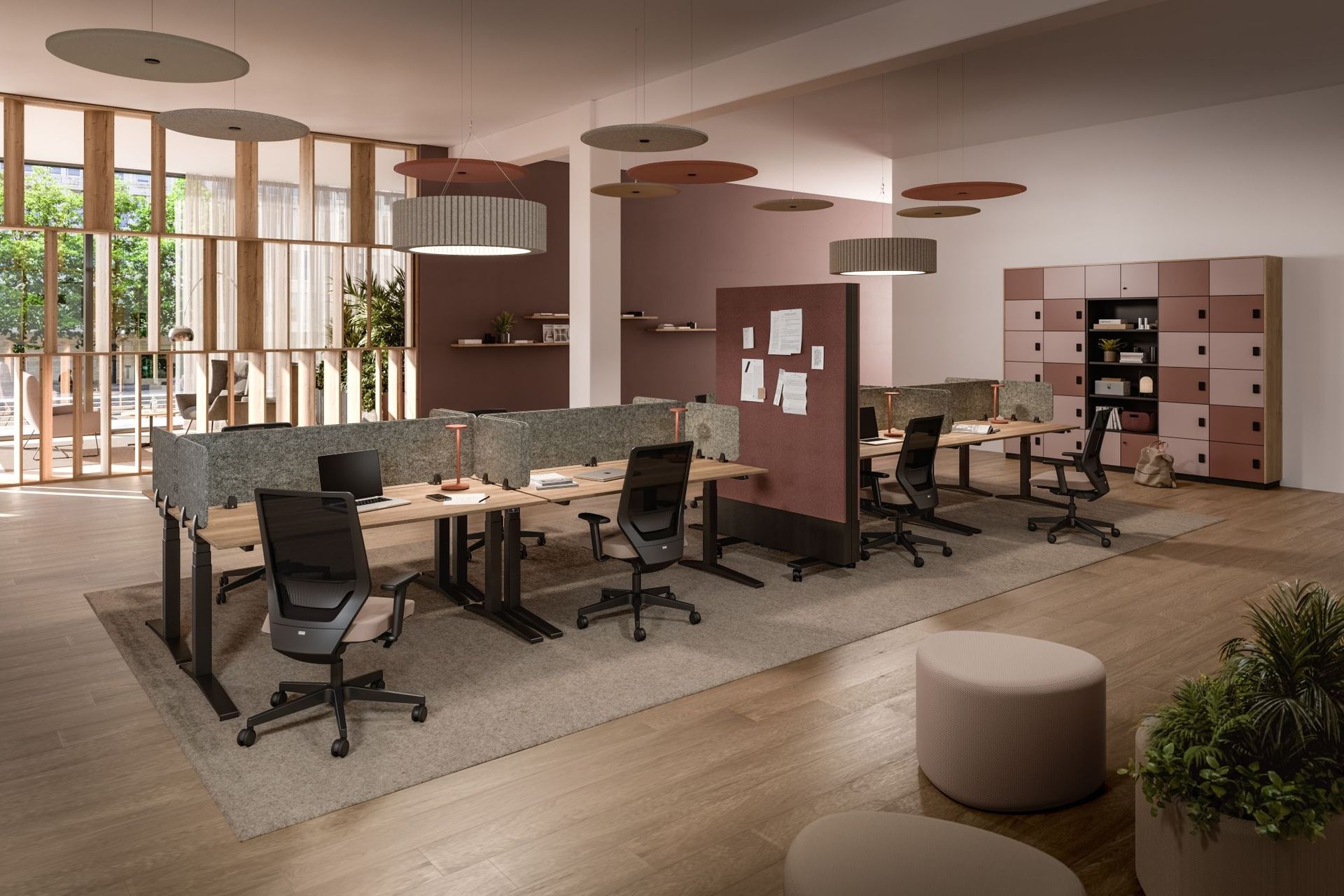 Büro mit Schreibtischinseln und Trennwänden